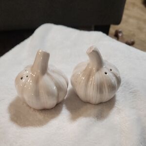 Garlic Salt and Pepper Shakers - Garlic Bulbs Vintage